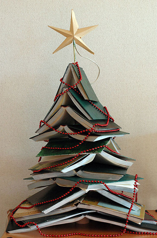 Pohon Natal Dari Tumpukan Buku