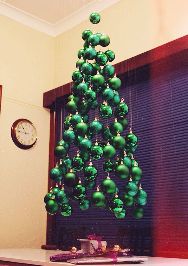 Pohon Natal Yang Melayang